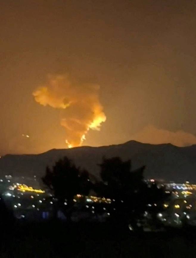 18일 이스라엘의 공습을 받은 이란 수도 테헤란 시가지에서 화염이 피어오르고 있다./로이터 연합뉴스