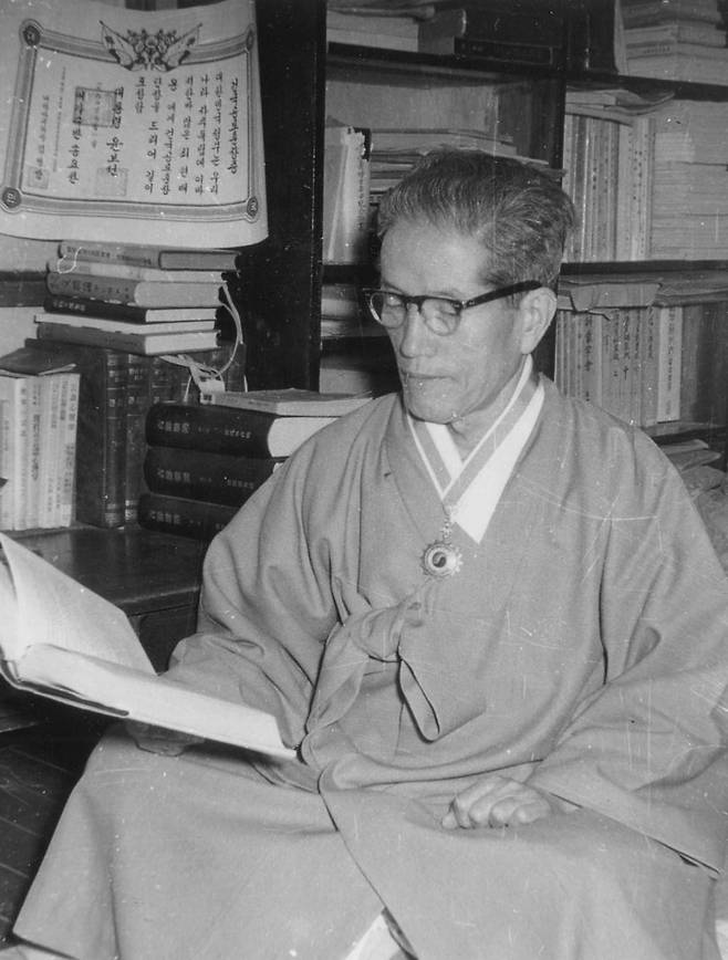 서재에서 책을 읽는 외솔 최현배./윤동주기념관