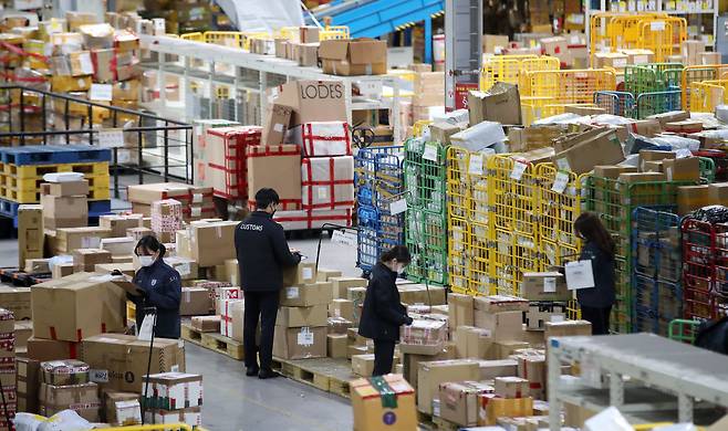 인천 중구 인천공항 본부세관 특송물류센터에서 직원들이 해외직구 물품 검사를 하고 있다. /뉴스1