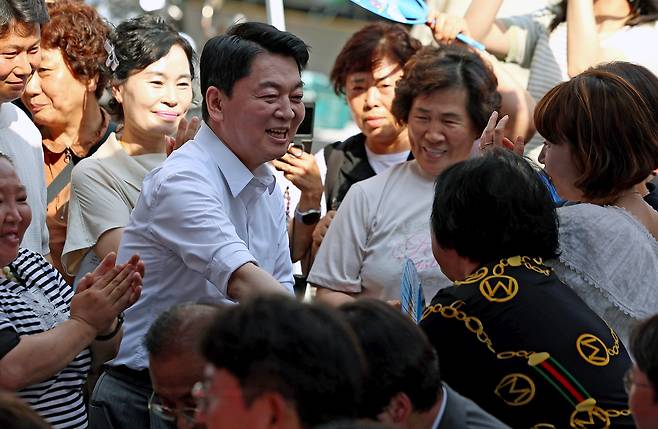 안철수 국민의힘 의원이 18일 대구 중구 서문시장을 찾아 시민들과 인사를 하고 있다./뉴시스