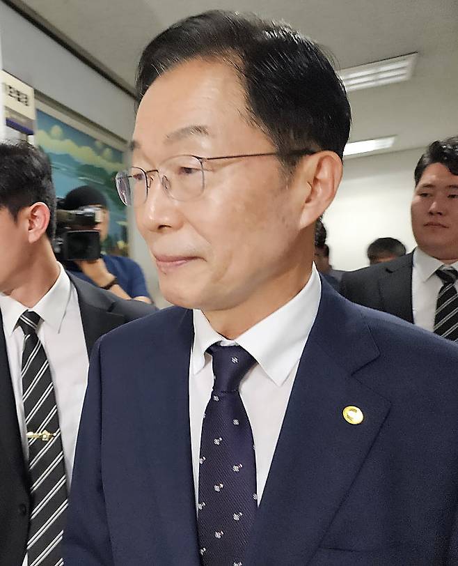 뇌물 혐의 등으로 1심에서 징역 2년 6개월을 선고받은 임종식 경북도교육감이 19일 대구지법에서 2심 재판을 받기 위해 법정으로 향하고 있다. 이날 임 교육감은 무죄를 선고받았다./연합뉴스