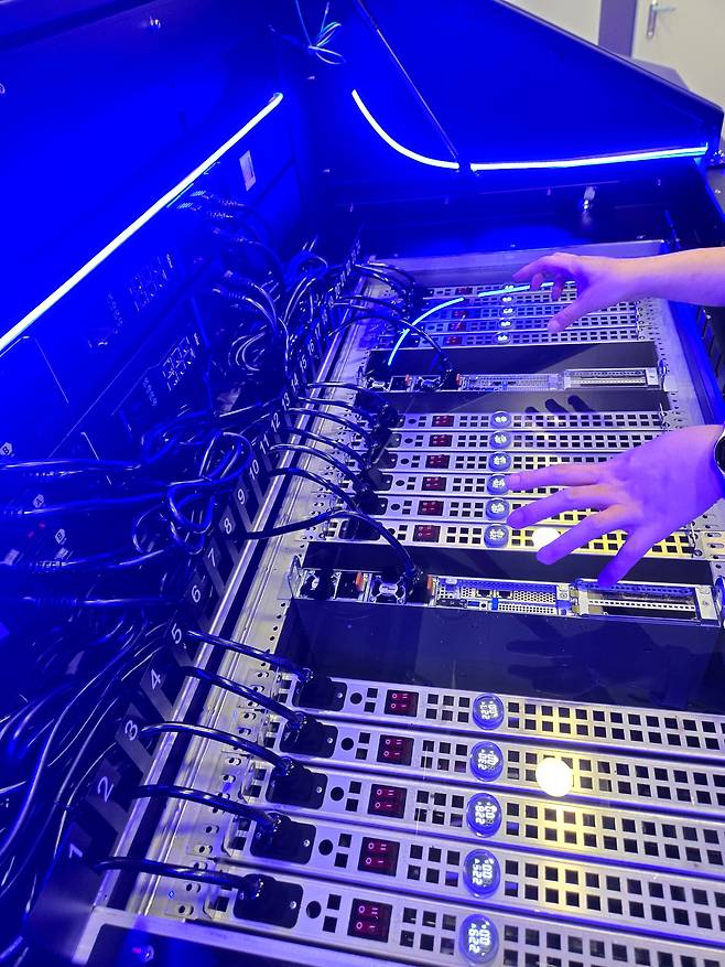 액침냉각 탱크에 전기가 통하지 않는 절연유와 서버가 담겨있다. /LG유플러스 제공