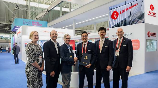 롯데바이오로직스가 16일(현지 시각) 미국 보스턴에서 열린 BIO USA 2025에서 영국 오티모 파마(OTTIMO Pharma)와 항체의약품 위탁 생산 계약을 체결했다. 롯데바이오로직스-오티모 사이닝 세리모니(오른쪽부터 브렛뷰디스 롯데바이오로직스 글로벌 PMO 부문장, 신유열 롯데바이오로직스 글로벌전략실장, 박제임스 롯데바이오로직스 대표이사, 조셉 슐츠(Joseph Shultz) 오티모 부사장. /롯데바이오로직스
