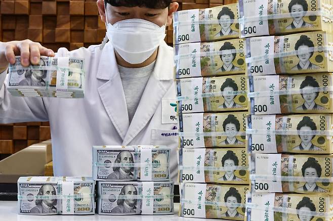 서울 중구 하나은행 위변조대응센터 직원이 달러와 원화 지폐를 살펴보고 있다. /뉴스1