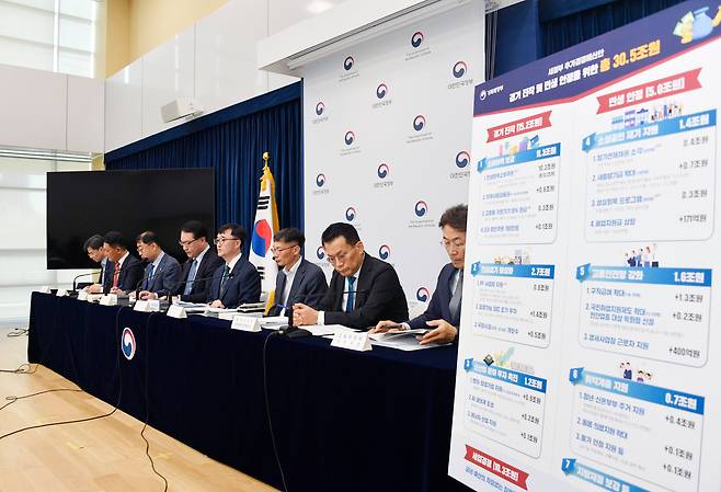 기획재정부가 6월 18일 오후 정부세종청사 중앙동에서 열린 '새정부 추가경정예산안 상세 브리핑'에서 주요 내용을 발표하고 있다./기획재정부