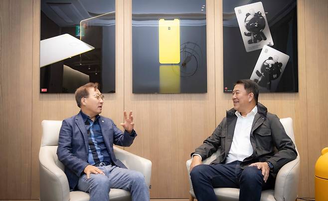 윤호영 카카오뱅크 대표(왼쪽)와 아르시드 난다위다야 SCBX 대표(오른쪽). /카카오뱅크 제공