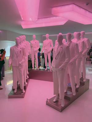 ‘세븐틴 룸’에 위치한 마네킹 착장은 세븐틴 체험 예약 페이지에 공개된 촬영 의상이다.(사진 이승연 기자)