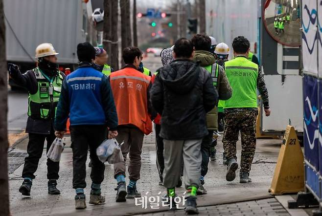 서울시내 아파트 건설현장에서 건설노동자들이 이동하고 있다. ⓒ뉴시스