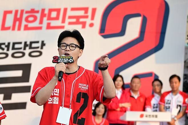 한동훈 전 국민의힘 대표가26일 오후 서울 도봉구 방학사거리에서 열린 '내일의 기적을 만들' 노원·도봉·강북 유세에서 김문수 국민의힘 대선 후보에 대한 지지를 호소하고 있다. ⓒ데일리안 방규현 기자