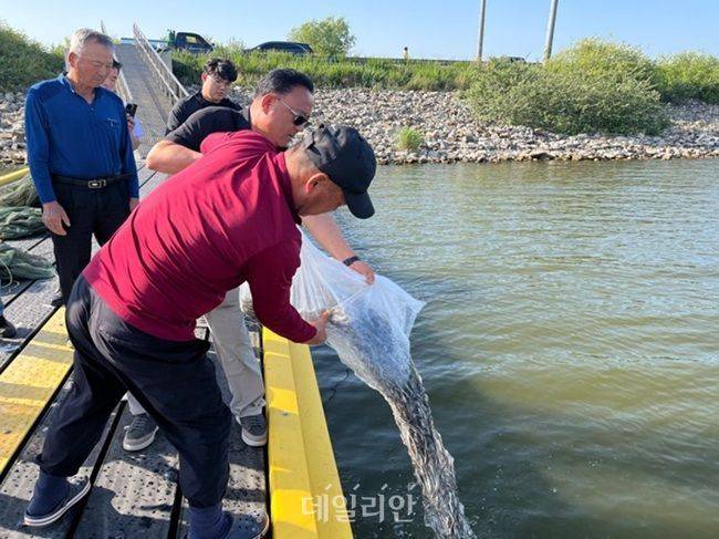 한국어촌어항공단이 경기도 화성시 일대에 뱀장어 종자를 방류하고 있다. ⓒ한국어촌어항공단