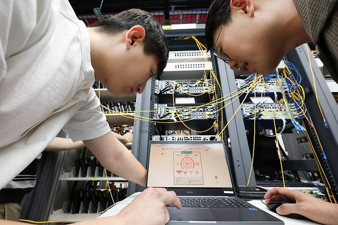 KT 직원들이 차세대 기가 이더넷 스위치(New 5G-GES) 장비 점검을 진행하고 있다.ⓒKT