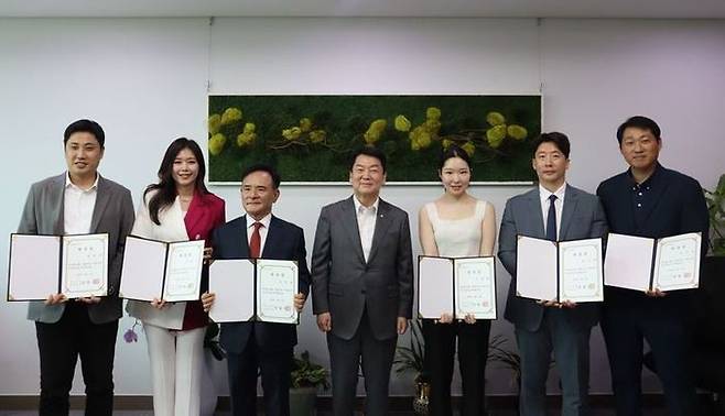 안철수 국민의힘 의원은 19일 서울 여의도 국회의원회관 의원실에서 특보단 위촉식을 열었다. 왼쪽부터 송경택 특보, 이효진 특보, 김석균 특보, 안철수 의원, 신나리 특보, 노지만 특보, 정주영 특보. ⓒ 안철수 의원실 제공