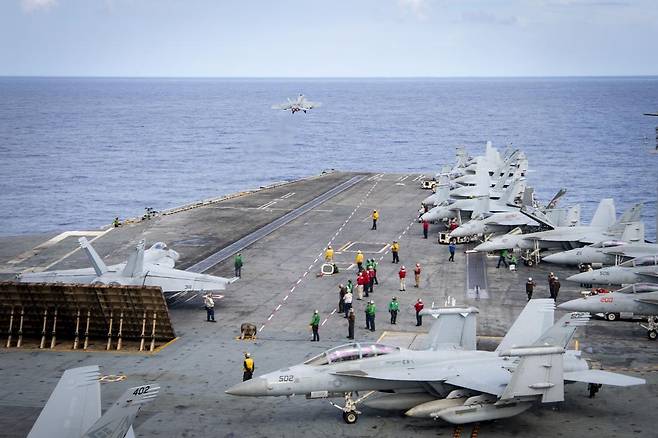 이스라엘과 이란의 전면전 우려가 고조되고 있는 가운데 미국 해군의 ‘니미츠함’이 남중국해를 떠나 중동으로 이동 중인 것으로 확인됐다. 앞서 5일 미 해군은 남중국해를 항행하는 니미츠함 갑판에 여러 전투기가 있는 모습을 공개했다. 사진 출처 미 해군 ‘X’