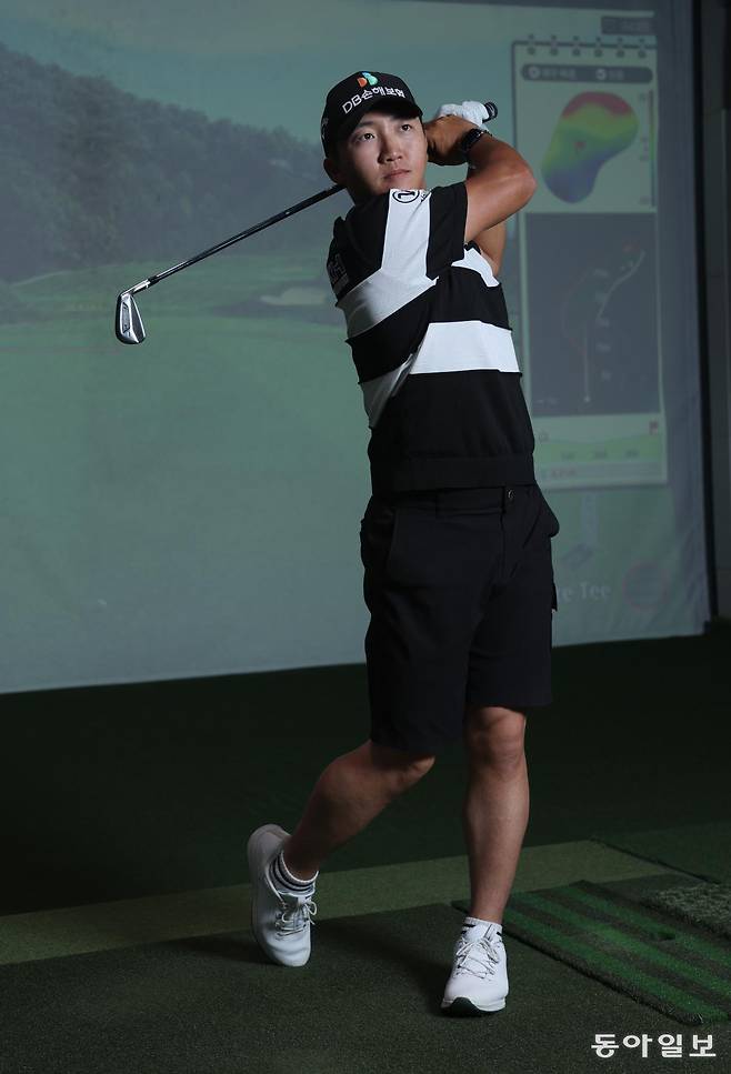 필드와 스크린골프를 넘나들며 맹활약 중인 ‘하이브리드 골퍼’ 김홍택이 16일 스크린골프 투어인 ‘G투어’의 경기장으로 사용되는 대전 골프존조이마루 챔피언스홀에서 아이언샷 자세를 취하고 있다. 대전=변영욱 기자 cut@donga.com