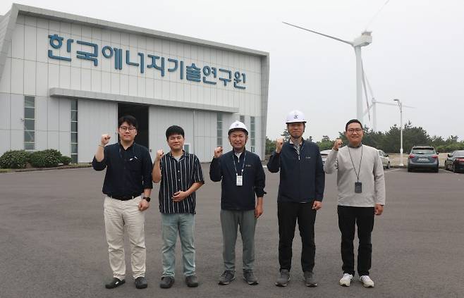 왼쪽부터 한국에너지기술연구원 강태한 학생연구원, 강병호 박사후연구원, 유철 단장, 권대용 선임연구원, 박세명 선임연구원. 에기연 제공