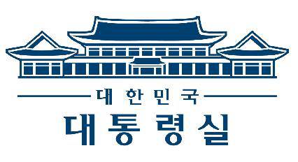 이재명 정부는 청와대 복귀를 추진함에 따라 용산 대통령실 청사를 형상화한 현재의 대통령실 업무표장 사용을 지양하고, 과거 청와대에서 사용하던 업무표장을 다시 사용하기로 했다고 밝혔다. 



사진은 지난 13일 공개한 사진으로, 다만 대통령실은 청와대로 복귀가 완료될 때까지는 당분간 '청와대' 대신 '대통령실'로 글자를 변경해 사용한다고 알렸다. 대통령실 제공.