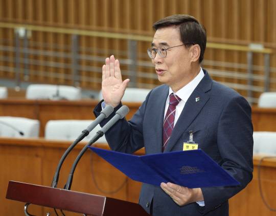 이종석 국가정보원장 후보자가 19일 국회 정보위원회에서 열린 인사청문회에서 선서하고 있다. 연합뉴스