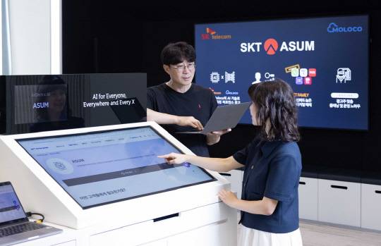 SKT 직원이 19일 SKT와 몰로코가 협력해 개발한 통합 광고 플랫폼 '어썸 2.0'을 테스트하고 있다. SKT 제공
