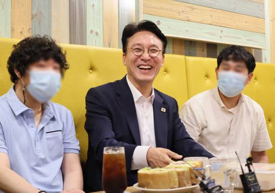 김민석 국무총리 후보자가 19일 서울 영등포구 꿈더하기 사회적협동조합에서 열린 발달장애인 일자리 현장 간담회에서 환하게 웃고 있다. [연합뉴스]