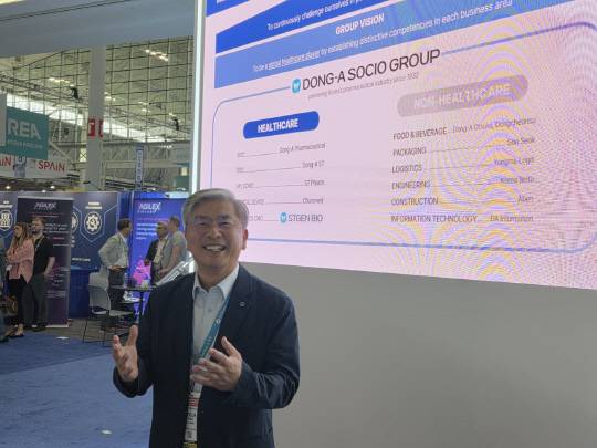 성무제 에스티팜 대표가 16일(현지시간) 미국 보스턴에서 개막한 바이오 USA 전시회에서 디지털타임스와 만나 회사의 파이프라인을 소개하고 있다.보스턴(미국)=강민성기자 kms@dt.co.kr