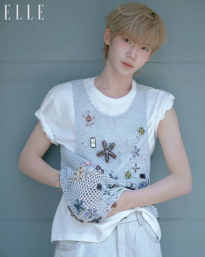 니트 톱은 Kenzo, 팬츠는 ADERERROR.