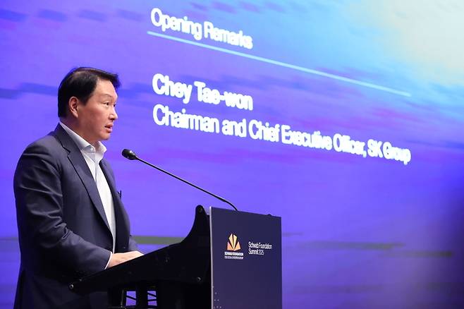 세계경제포럼 슈왑재단 총회의에서 발언하는 최태원 SK그룹 회장. 사회적가치연구원