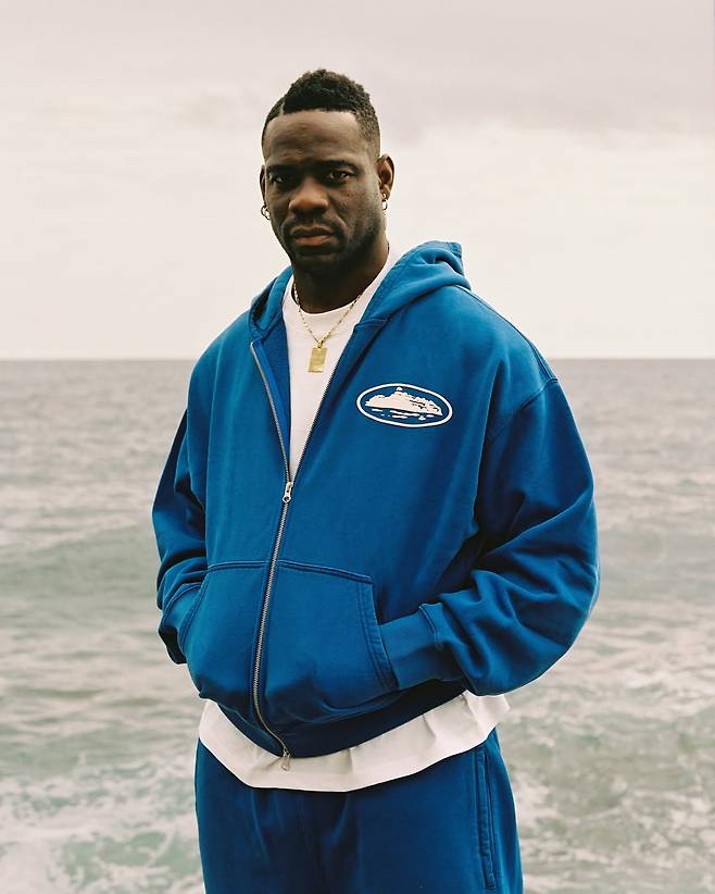 MARIO BALOTELLI FOR CORTEIZ.STORE RELOADS AT 7PM LUNDUN TIME. 10+ NEW PRODUCTS. WHY ALWAYS ME COMPRESSION TOP.ITALIA SHUKU RELOAD, ITALIA VVS TRACKSUIT. ROYAL BLUE ALC SET. CREST QUARTER ZIP. MESH SHORTS + MORE. FREE ITALY SHIPPING ON O (2).jpg Why always me? 패션 모델이 된 발로텔리