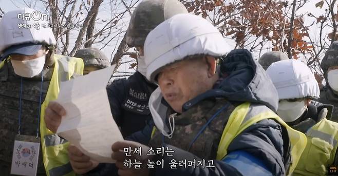 22.jpg 백골이 되어 돌아온 전우를 마주친 참전용사가 가장 해주고 싶었던 말