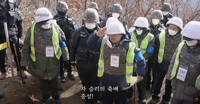 77.jpg 백골이 되어 돌아온 전우를 마주친 참전용사가 가장 해주고 싶었던 말