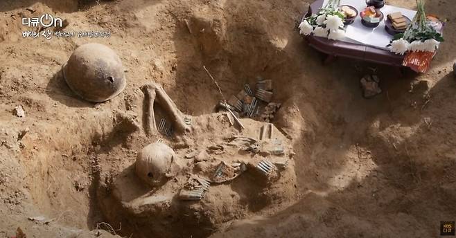 88.jpg 백골이 되어 돌아온 전우를 마주친 참전용사가 가장 해주고 싶었던 말