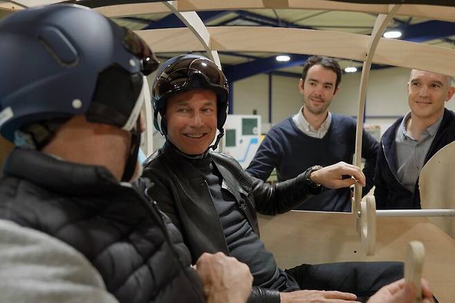 지난 5월8일 수소비행기 ‘클라이밋 임펄스’ 제작 현장 공개 행사에서 조종석에 앉아 있는 베르트랑 피카르. 클라이밋 임펄스 제공