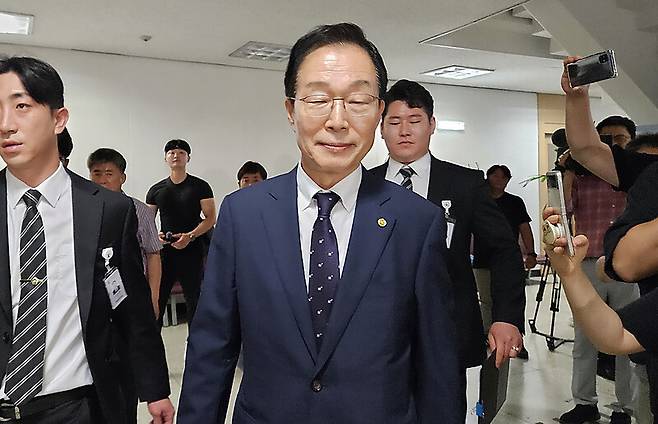 뇌물 등 혐의를 받는 임종식 경북도교육감이 19일 대구고법에서 열린 항소심 선고에 출석하고 있다. 연합뉴스