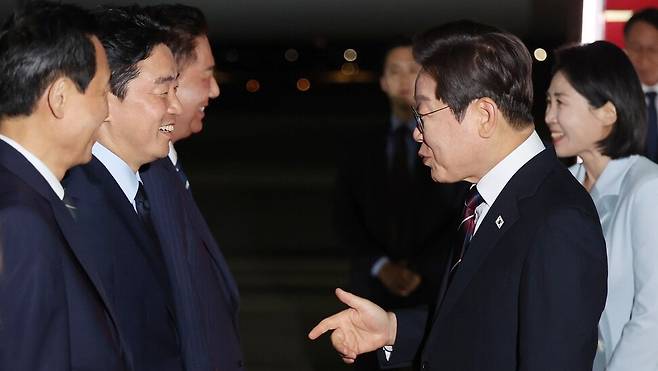 이재명 대통령이 19일 51차 주요 7개국(G7) 정상회의 일정을 마친 뒤 성남 서울공항에 도착해 마중 나온 강훈식 대통령 비서실장과 대화하고 있다. 연합뉴스