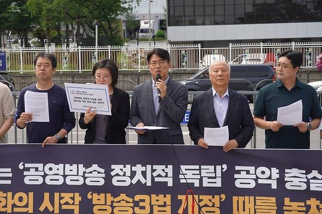 92개 언론·시민사회단체가 꾸린 언론장악저지공동행동은 19일 서울 용산 대통령실 앞을 찾아 ‘방송3법’의 조속한 처리를 촉구했다. 전국언론노동조합 제공