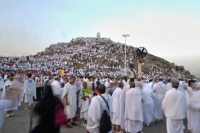 사우디아라비아 메카 인근 아라파트 평원 '자비의 산'으로 알려진 바위 언덕에 ○○○ 순례자들이 모여 있다. AP=뉴시스
