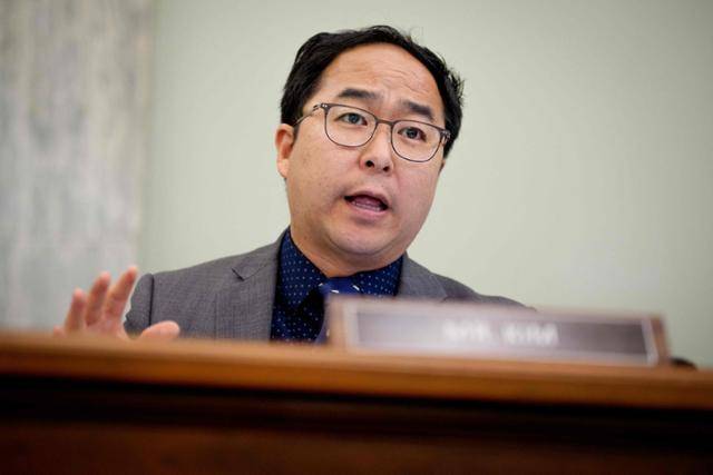 앤디 킴(민주·뉴저지) 미국 상원의원이 지난달 14일 워싱턴 국회의사당에서 열린 상원 교통위원회 청문회에서 발언하고 있다. 워싱턴=AFP 연합뉴스