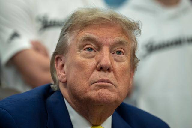 도널드 트럼프 미국 대통령이 18일 워싱턴 백악관 대통령 집무실(오벌오피스)에서 취재진 질문을 듣고 있다. 워싱턴=UPI 연합뉴스