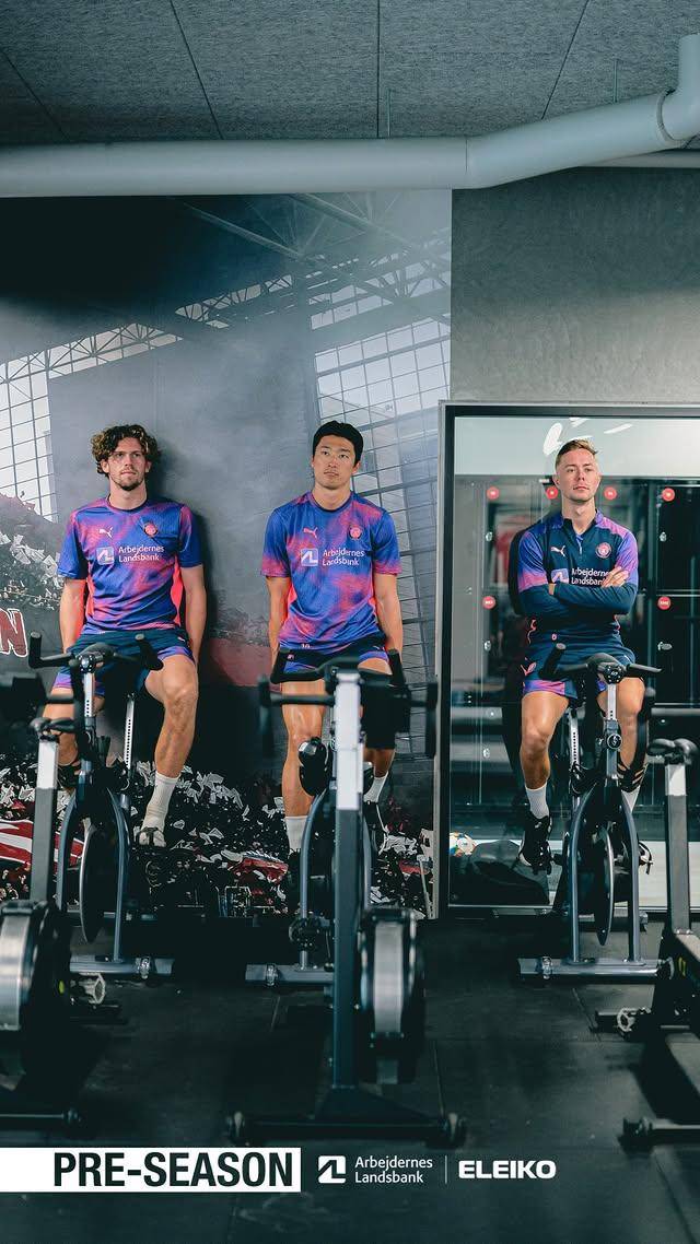 조규성(가운데)이 훈련장에 도착해 동료들과 사이클을 타며 몸을 푸는 모습이다. 미트윌란 SNS 캡처