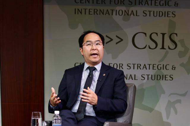 한국계인 앤디 김 미국 연방 상원의원이 18일 미 워싱턴에서 열린 전략국제문제연구소(CSIS) 주최 콘퍼런스에 참석해 한미일 3자 협력에 대한 의견을 말하고 있다. 워싱턴 특파원 공동취재단