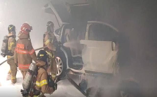 2020년 12월 9일 서울 용산구의 한 아파트 지하주차장에서 테슬라 전기차가 벽면에 부딪힌 뒤 불이 나 크게 훼손돼 있다. 용산소방서 제공