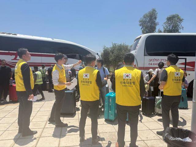 외교부 신속대응팀이 19일(현지시간) 요르단 국경검문소에서 영사조력하고 있다. 외교부 제공