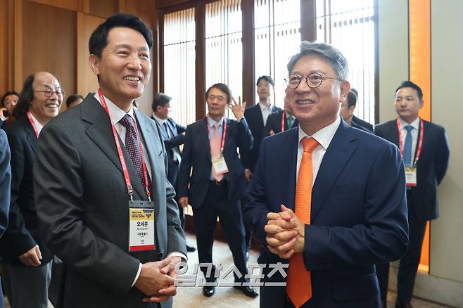 곽재선(오른쪽) 이데일리 회장과 오세훈 서울시장을 비롯한 참석자들이 18일 서울 중구 장충동 서울신라호텔에서 열린 '제16회 이데일리 전략포럼'에서 대화하고 있다.