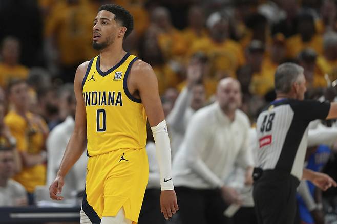 <yonhap photo-2519="">NBA 파이널 6차전 출전 여부에 물음표가 찍힌 타이리스 할리버튼. [AP=연합뉴스]</yonhap>