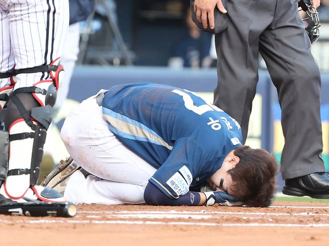 17일 오후 잠실야구장에서 열린 2025 프로야구 NC와 LG 경기. NC 박건우가 2회 LG 선발 에르난데스로부터 헤드샷을 당한뒤 고통스러워하고 있다. 잠실=정시종 기자 capa@edaily.co.kr /2025.06.17.