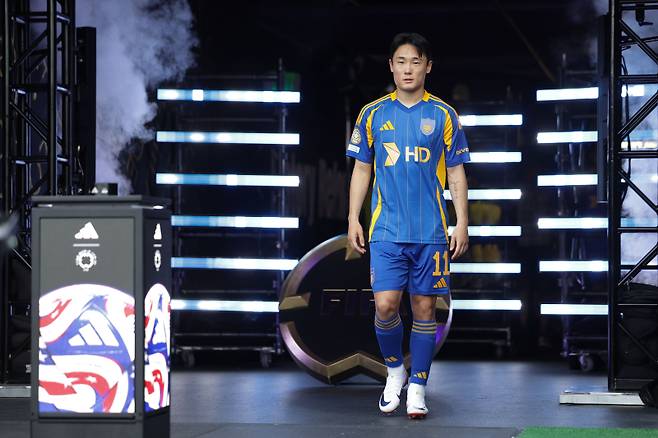 울산 엄원상이 18일 인터앤코 스타디움에서 열린 2025 FIFA 클럽 월드컵 F조 1차전 마멜로디와 경기서 입장하고 있다. 사진=울산