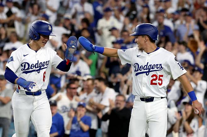 <yonhap photo-3867=""> LOS ANGELES, CALIFORNIA - JUNE 18: Hyeseong Kim #6 and Tommy Edman #25 of the Los Angeles Dodgers celebrate their runs scored in during the fifth inning against the San Diego Padres at Dodger Stadium on June 18, 2025 in Los Angeles, California. Katelyn Mulcahy/Getty Images/AFP (Photo by Katelyn Mulcahy / GETTY IMAGES NORTH AMERICA / Getty Images via AFP)/2025-06-19 15:01:42/ <저작권자 ⓒ 1980-2025 ㈜연합뉴스. 무단 전재 재배포 금지, AI 학습 및 활용 금지></yonhap>