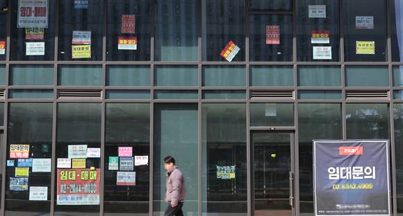 지난달 25일 서울 한 건물 상가에 임대 광고가 붙어 있다. [사진=연합뉴스]