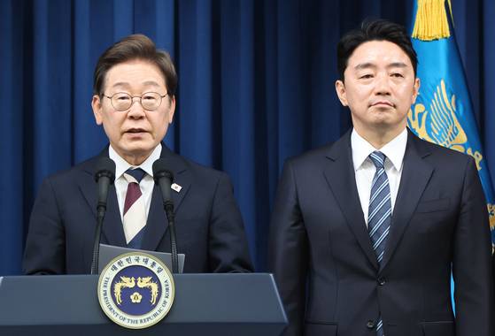 이재명 대통령이 4일 서울 용산 대통령실 청사에서 열린 인사브리핑에서 새 정부 첫 인사 발표를 하고 있다. 오른쪽은 강훈식 비서실장. 대통령실사진기자단