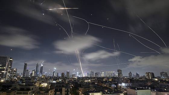 이스라엘의 아이언돔 방공 시스템이 지난 18일(현지시간) 이스라엘 텔아비브 상공에서 이란의 미사일을 요격하기 위해 가동되고 있다. AP=연합뉴스