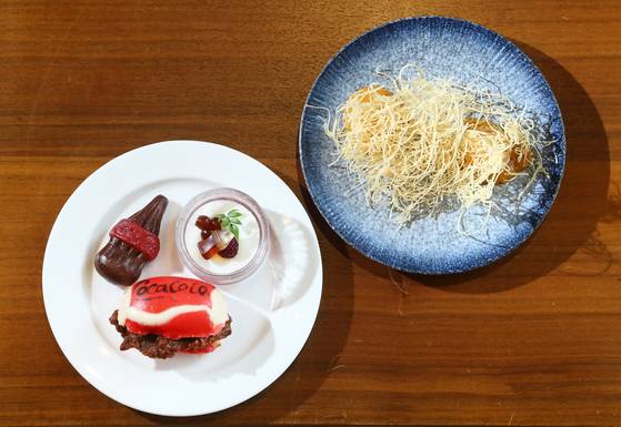 레드리본 위크 당시 선보인 메뉴, 왼쪽부터 스페셜 디시인 '코카콜라 제로 판나코타 푸딩&떡', 마라크림 새우딤섬. 사진 한국코카-콜라